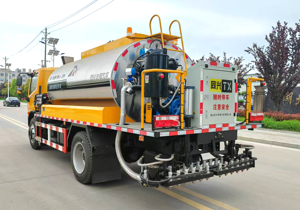 7噸東風(fēng)多利卡智能瀝青灑布車